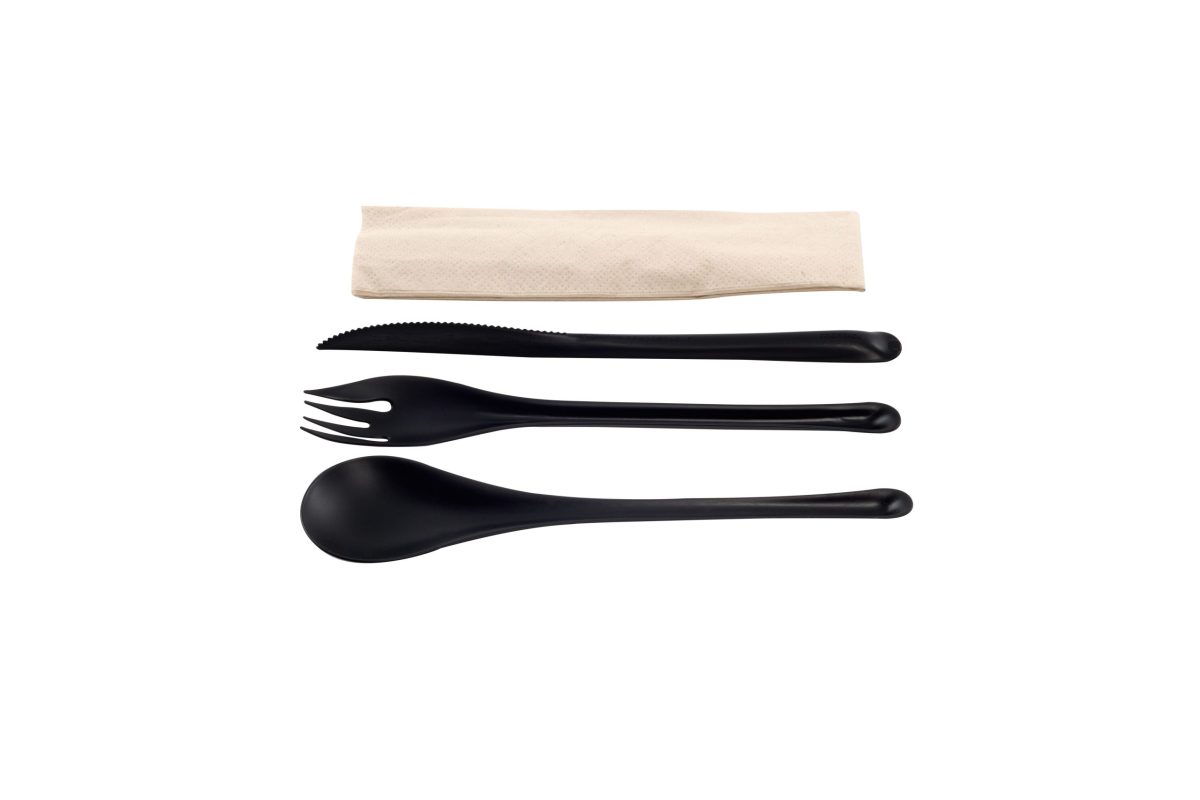 EKO Kit couvert noir 4 en 1 en CPLA : couteau + fourchette + cuillère + serviette kraft – 500 unités – Betik